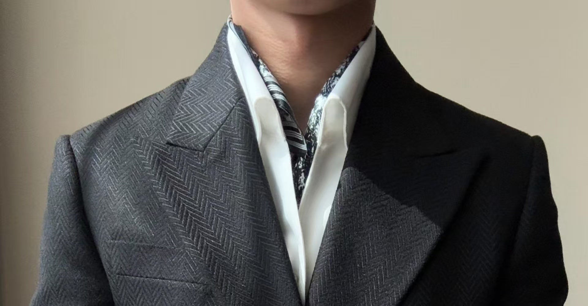 A new men's one-button fashionable and light luxury Suit