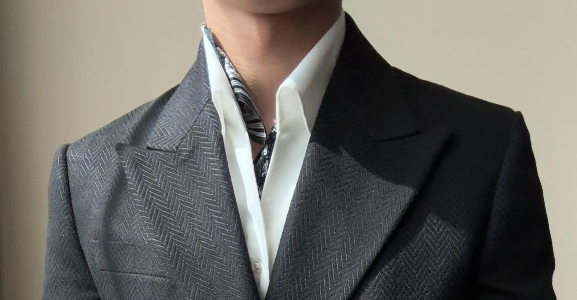 A new men's one-button fashionable and light luxury Suit