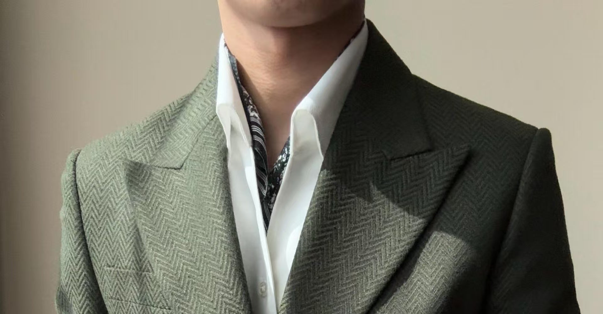 A new men's one-button fashionable and light luxury Suit